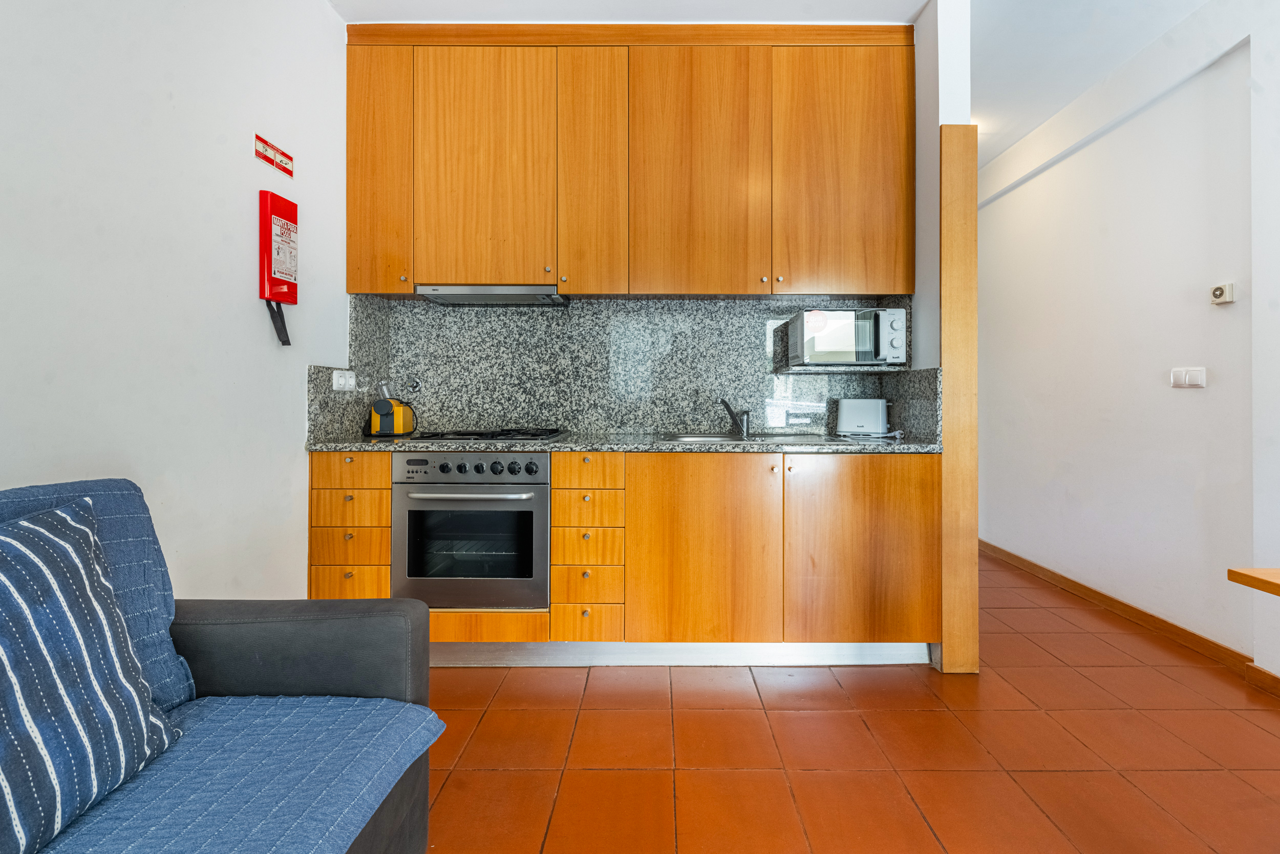 Cozinha totalmente equipada com forno, micro-ondas e bancada