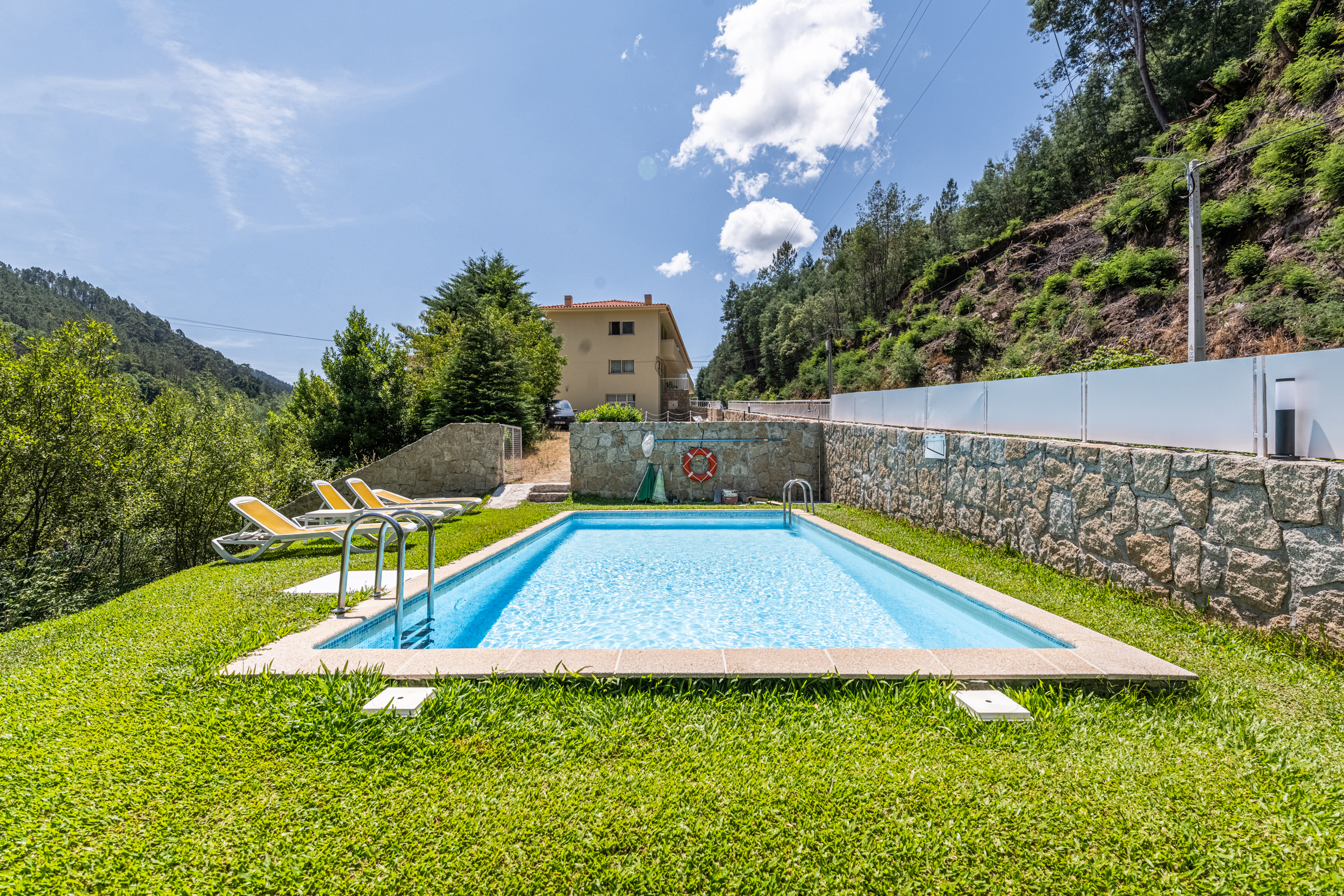 Piscina exterior com vista panorâmica