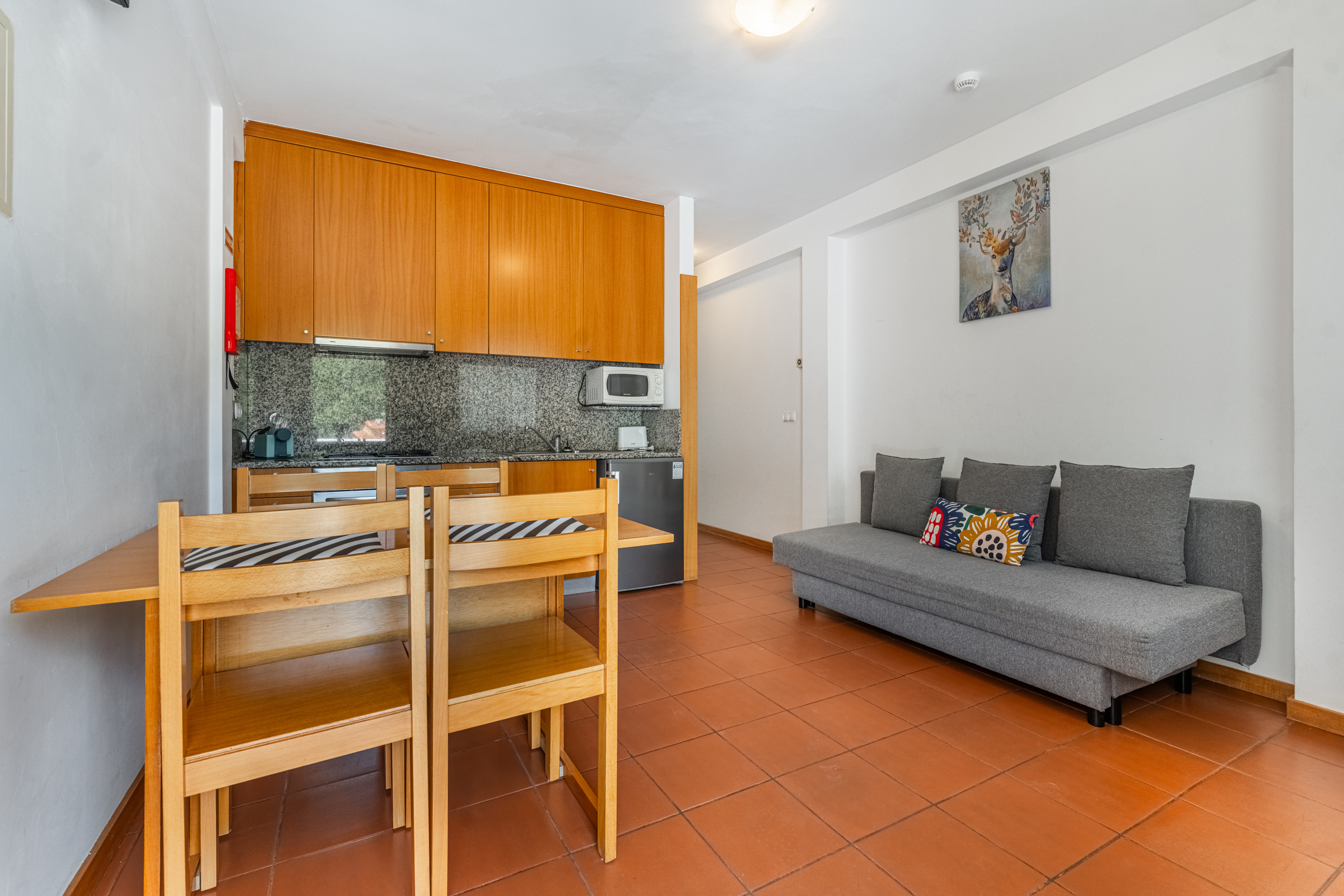 Sala em tons claros com sofá-cama