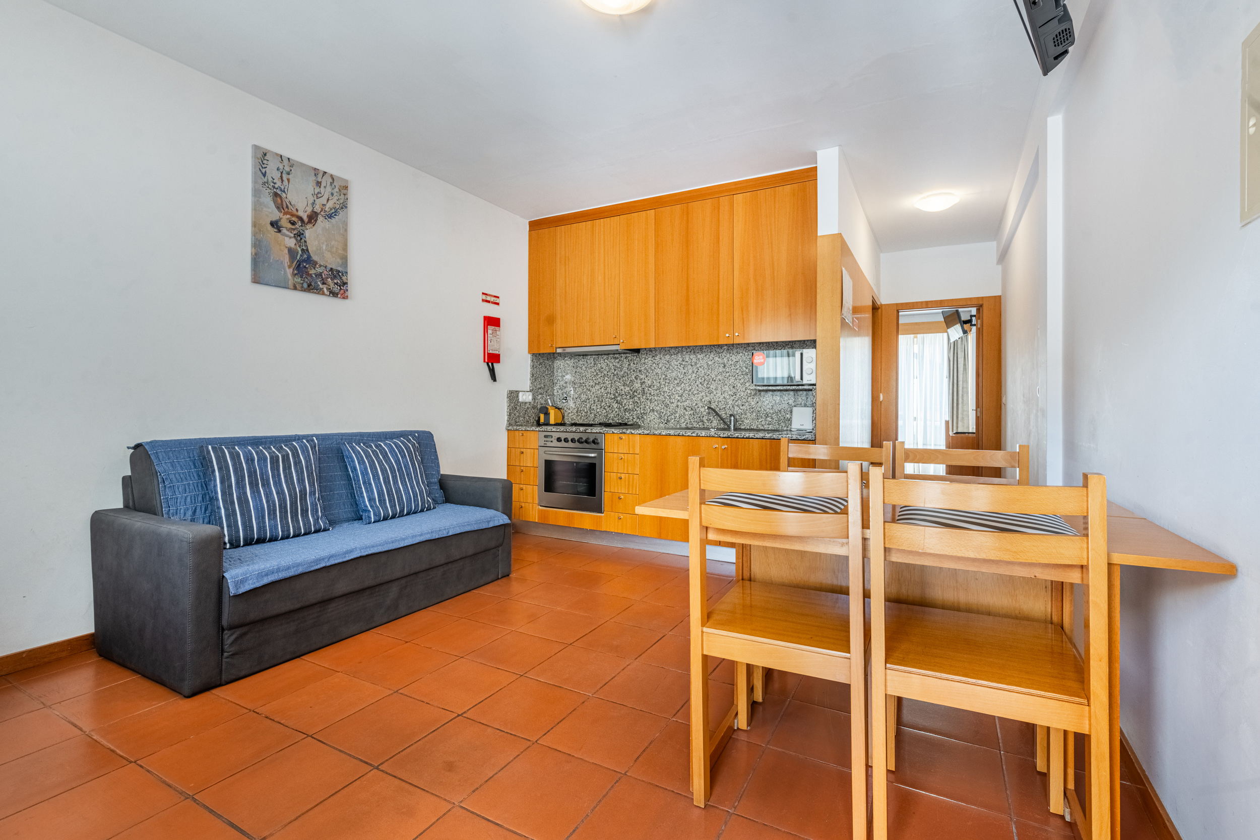 Sala de estar integrada com cozinha e zona de refeições