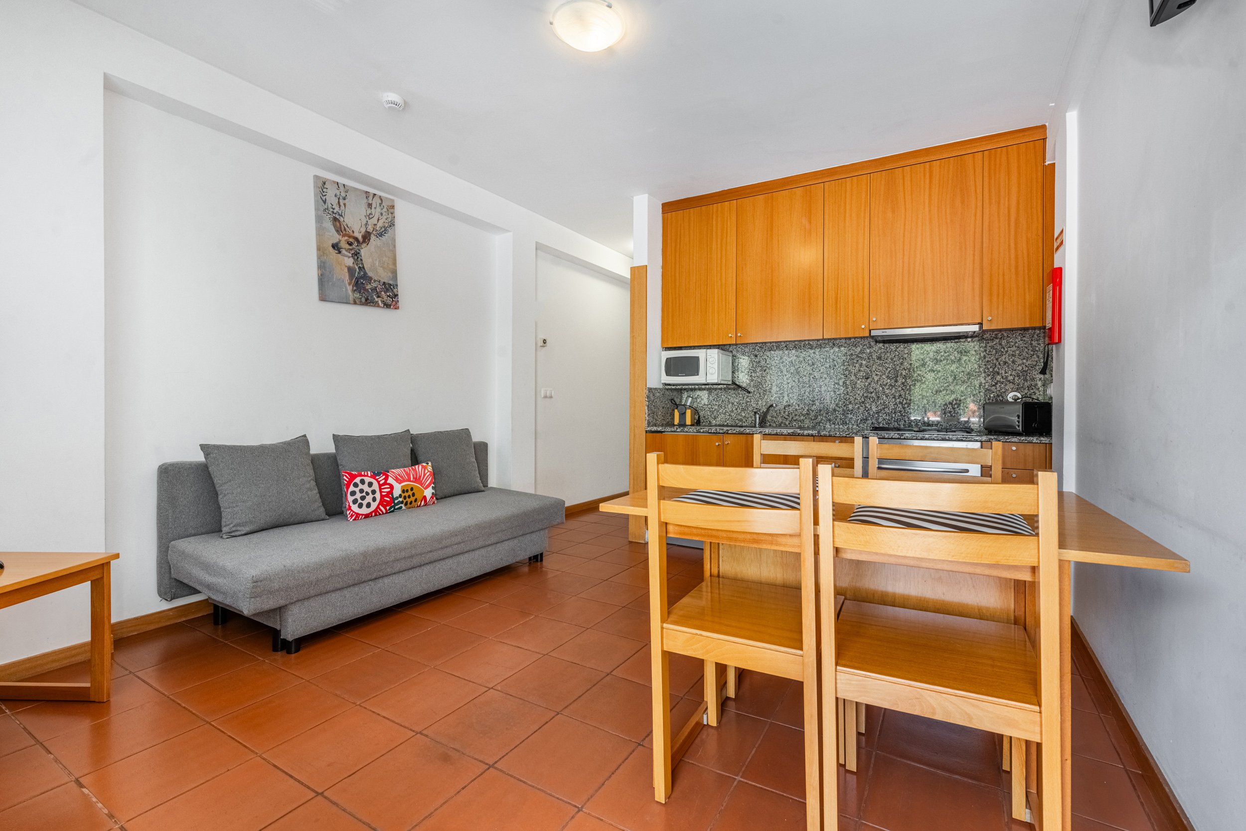 Sala com sofá-cama e zona de refeições