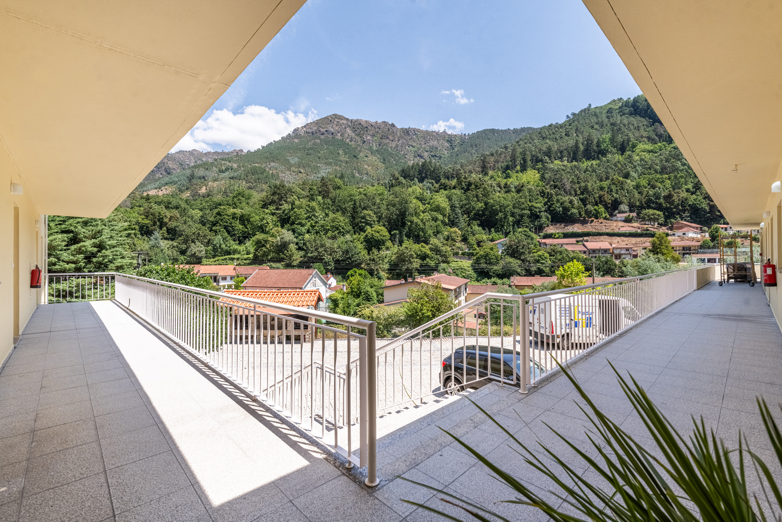 Varanda comum com vista panorâmica para a serra do Gerês